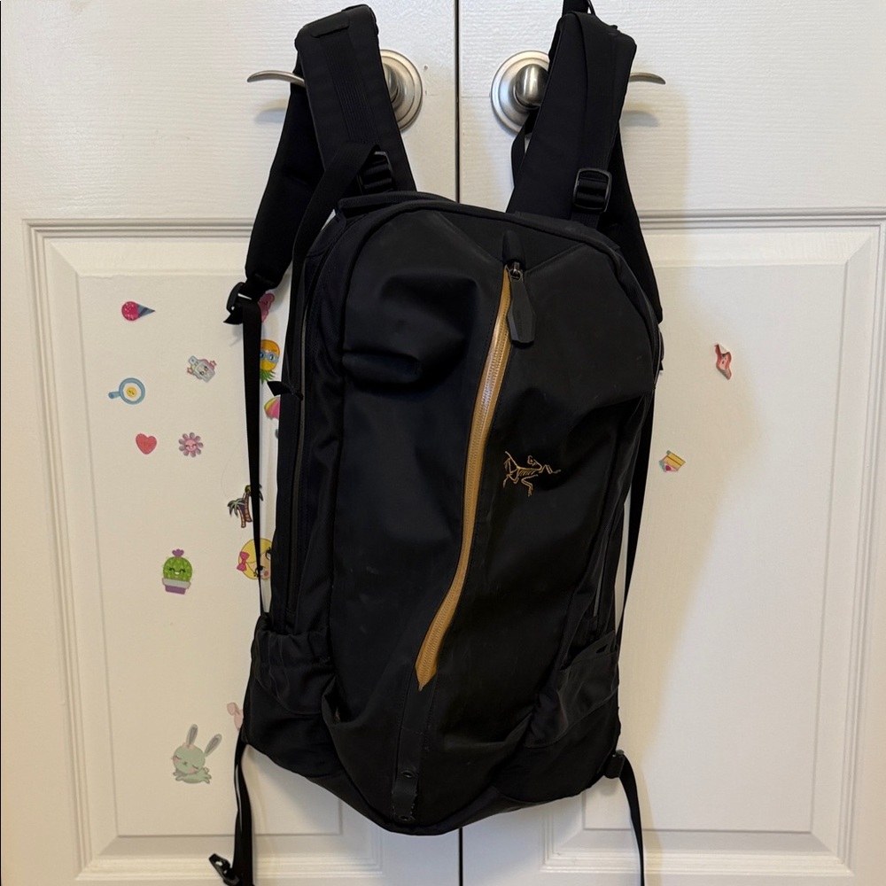 Arc'teryx Arro 22 Black Sling Backpack with Tan Zipper